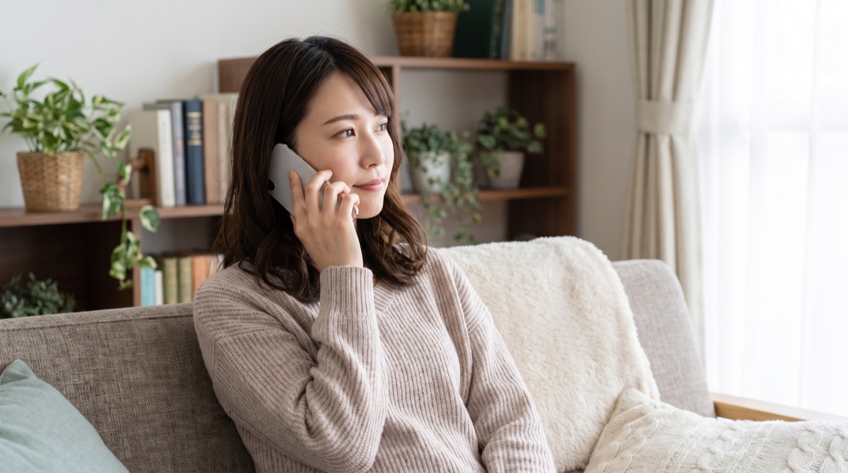 腫れが引かないときに施術を受けたクリニックへ電話で相談する女性のイメージ