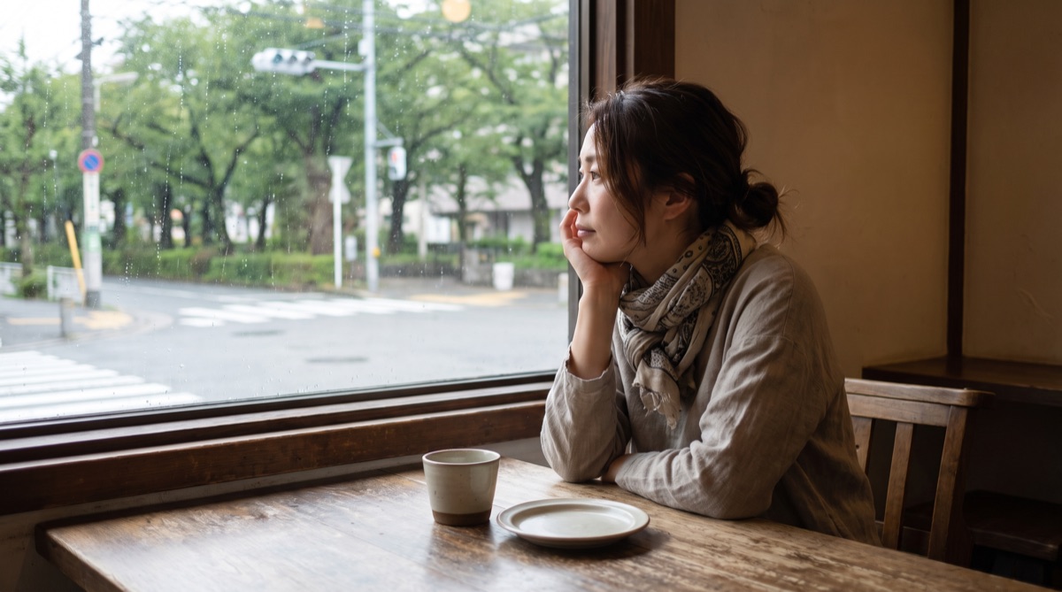 施術を受けるかどうか考え込む女性のイメージ